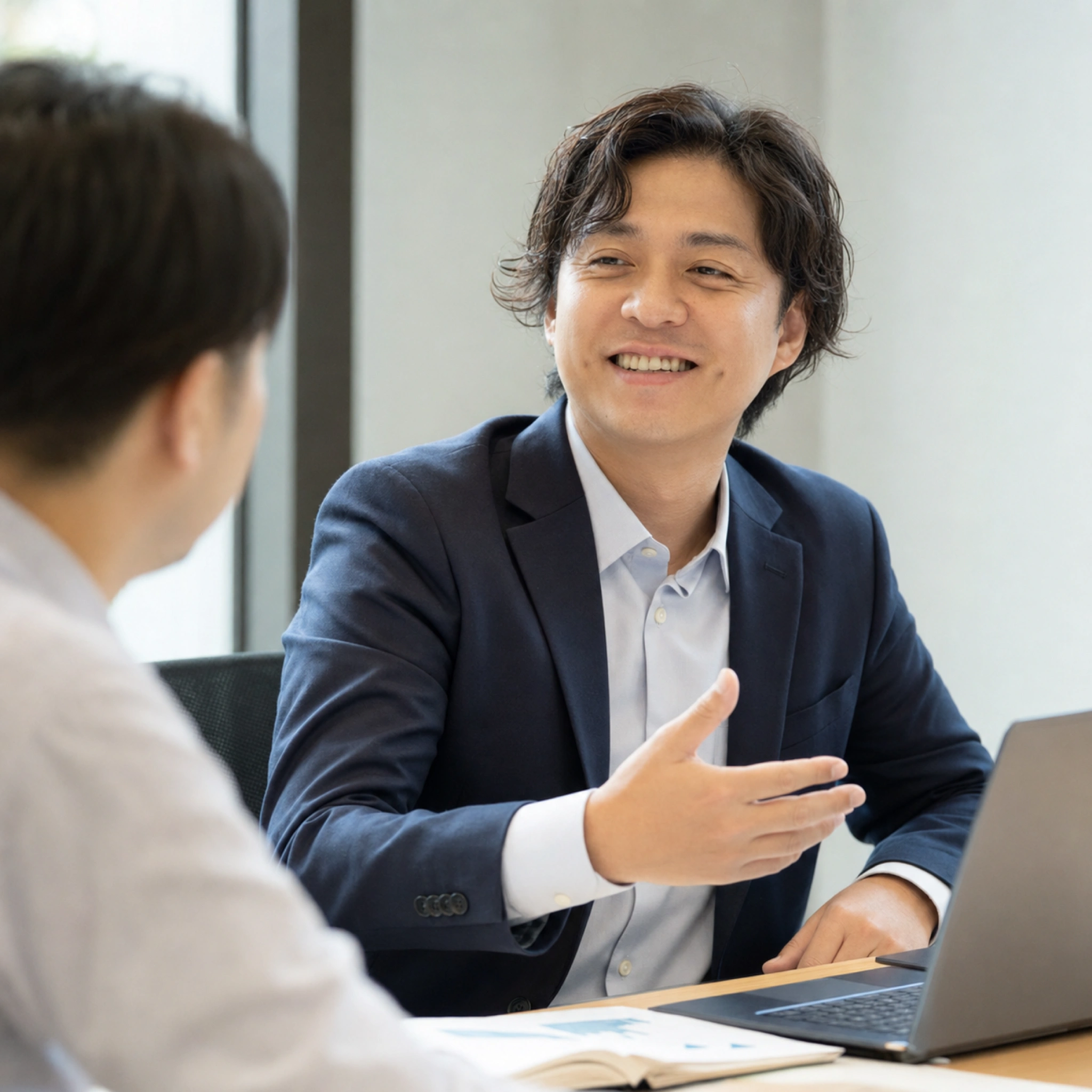 AI活用の方針を打ち合わせで整理している場面のイメージ
